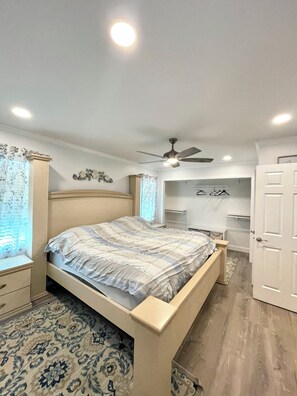 3 bedrooms, iron/ironing board, free WiFi, bed sheets - Charming 3-bedroom House in Pigeon Forge Near Dollywood (Pigeon Forge)