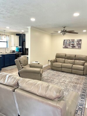 Smart TV, fireplace - Charming 3-bedroom House in Pigeon Forge Near Dollywood (Pigeon Forge)