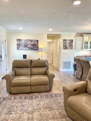 Smart TV, fireplace - Charming 3-bedroom House in Pigeon Forge Near Dollywood (Pigeon Forge)