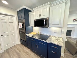 Fridge, microwave, oven, stovetop - Charming 3-bedroom House in Pigeon Forge Near Dollywood (Pigeon Forge)