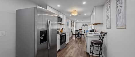 Microondas, horno, parrilla de estufa y lavavajillas