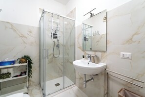 Shower, hair dryer, bidet, towels - SkyJoy: 3rd floor, 2bedrooms (Milano)