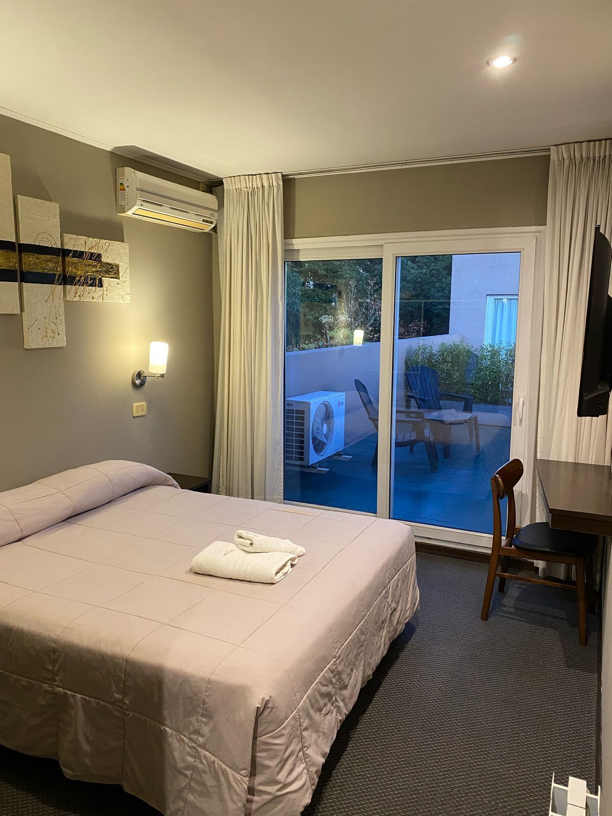 Iron/ironing board, WiFi, bed sheets