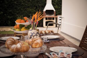 Outdoor dining - PARADISE BEACH, with garden, parking space. 100 mt from the sea. Pets allowed. (Gallina)