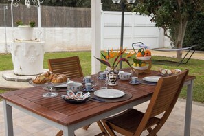 Outdoor dining - PARADISE BEACH, with garden, parking space. 100 mt from the sea. Pets allowed. (Gallina)