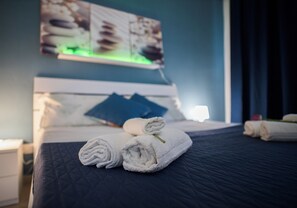 2 bedrooms, WiFi, bed sheets - PARADISE BEACH, with garden, parking space. 100 mt from the sea. Pets allowed. (Gallina)