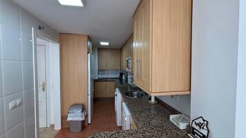 Kylskåp, mikrovågsugn, ugn och spishäll