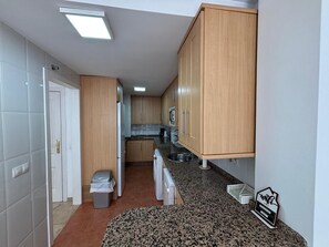 Kylskåp, mikrovågsugn, ugn och spishäll