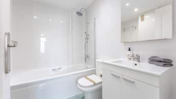 Een douche, handdoeken