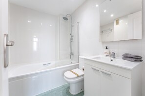 Shower, towels - Apartment '216 Central La Cala' with Wi-Fi and Air Conditioning (Las Lagunas de Mijas)