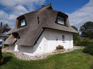 Exterior - Reethus for 6 adults & 2 small children, 3 bedrooms, 2 bathrooms, garden, sauna, fireplace, fenced (Zempin)