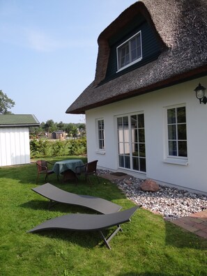 Outdoor dining - Reethus for 6 adults & 2 small children, 3 bedrooms, 2 bathrooms, garden, sauna, fireplace, fenced (Zempin)