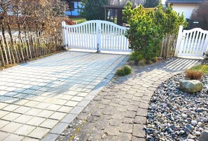 Property grounds - Reethus for 6 adults & 2 small children, 3 bedrooms, 2 bathrooms, garden, sauna, fireplace, fenced (Zempin)