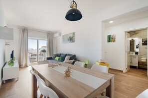 TV - Boat 2 Apt OCV – 100m from the Beach with Pool (Albufeira)