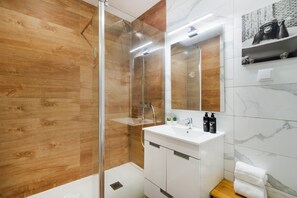Shower, hair dryer, towels, shampoo - Boat 2 Apt OCV – 100m from the Beach with Pool (Albufeira)