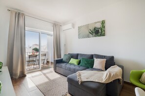 TV - Boat 2 Apt OCV – 100m from the Beach with Pool (Albufeira)