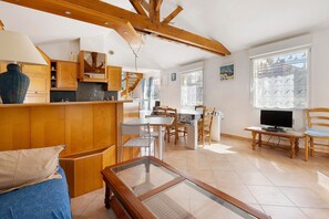 TV - Seaside Escape with Sea View and Private Terrace – 11 Jos (Pornic)