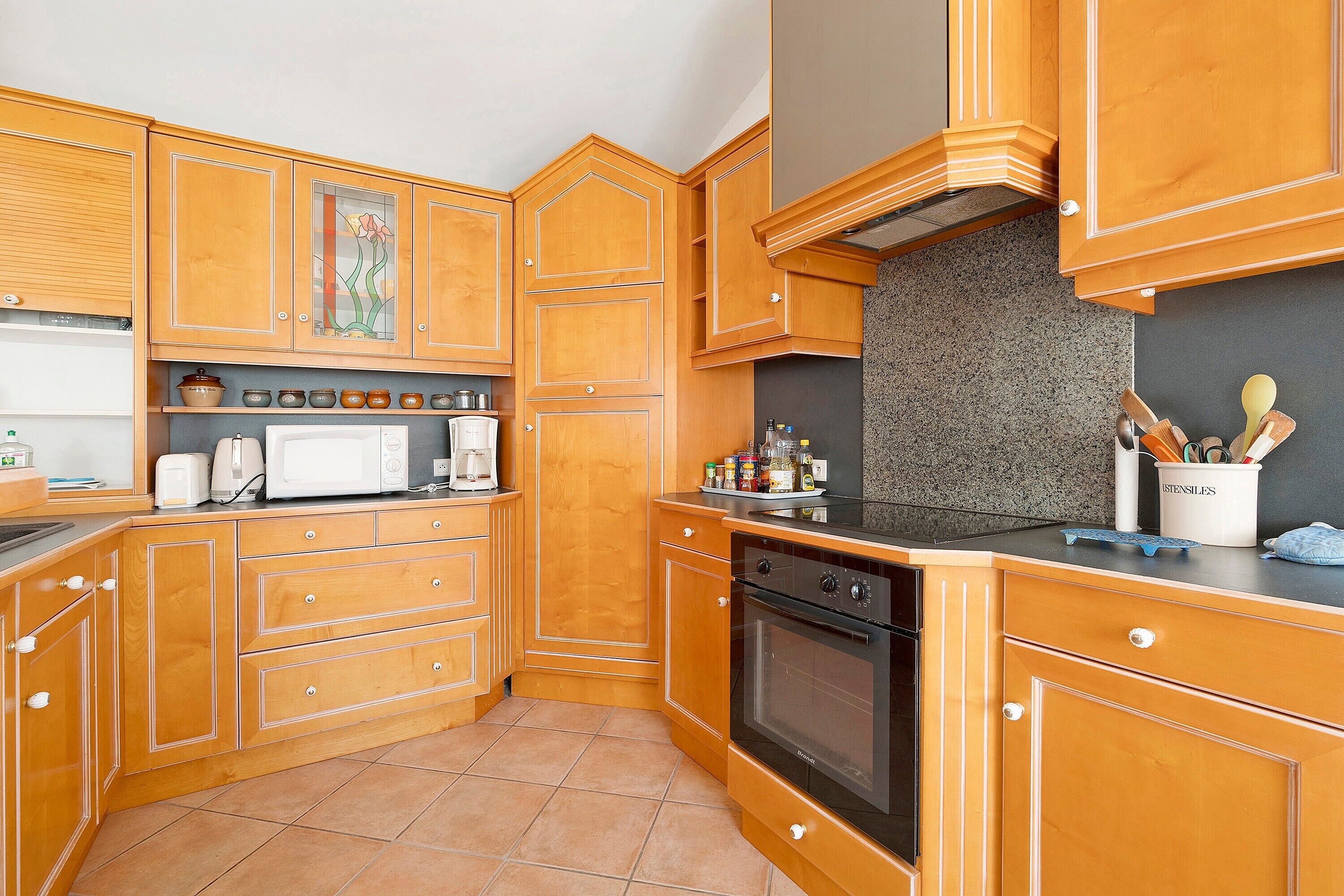 Kylskåp, mikrovågsugn, ugn och spishäll