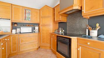 Kylskåp, mikrovågsugn, ugn och spishäll