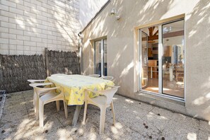 Outdoor dining - Seaside Escape with Sea View and Private Terrace – 11 Jos (Pornic)