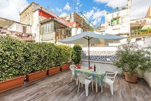 Outdoor dining - Materdei Terrace - One Bedroom Apartment, Sleeps 4 (Naples)