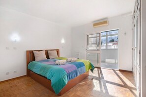 Iron/ironing board, WiFi, bed sheets - Central Albufeira Vacation Flat with Shared Pool (Albufeira)