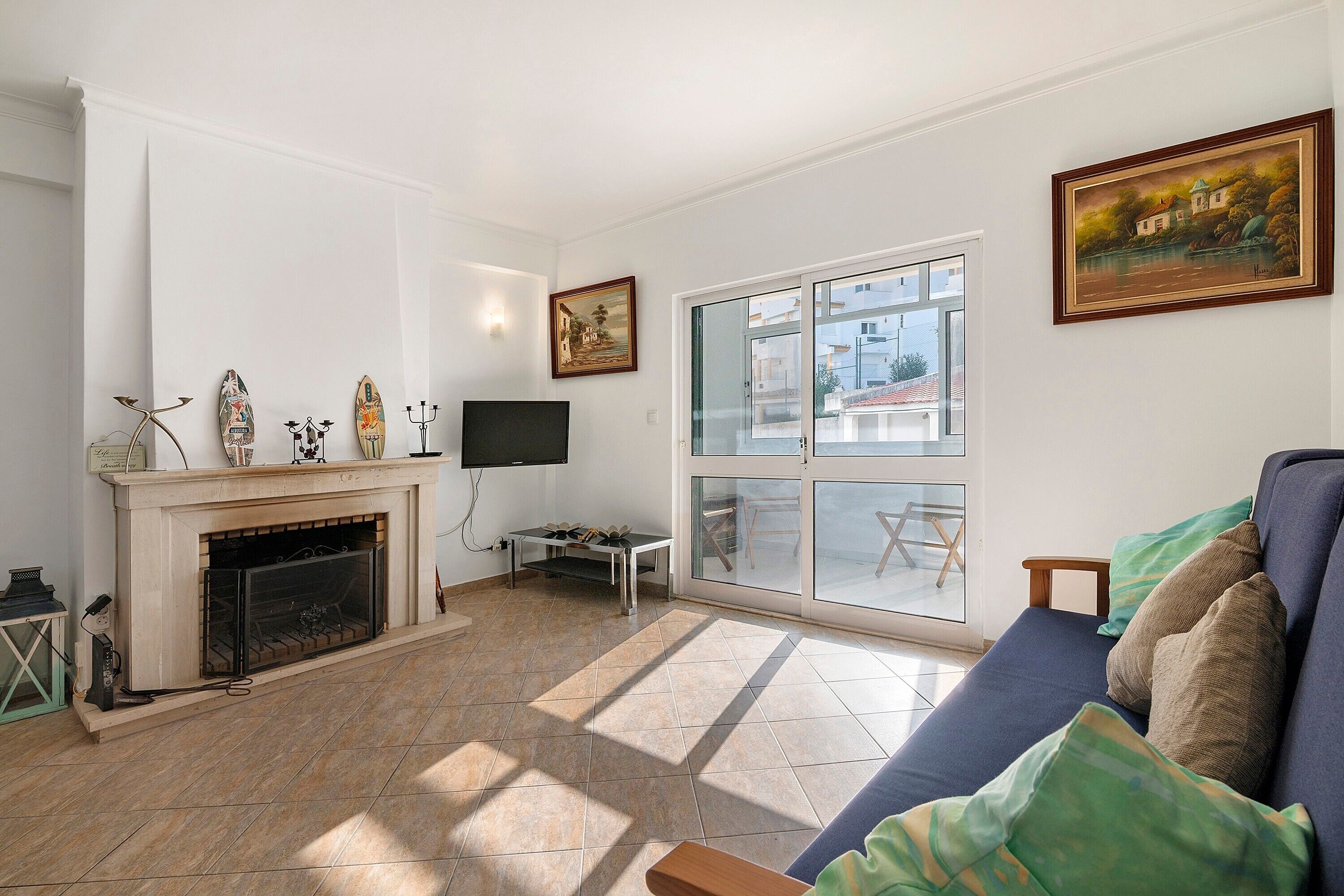 Televisión y chimenea 