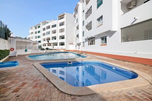 Pool - Central Albufeira Vacation Flat with Shared Pool (Albufeira)