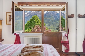 Iron/ironing board, WiFi, bed sheets - Villa Panoramica – 200sqm, Private Garden and Heated Jacuzzi (Aosta)