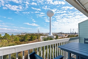 Outdoor dining - 🌴🌞Navarre a Dull Moment | 2BR w/ 3 Balconies + Community Pool | Walk to Beach (Navarre)