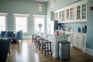 Réfrigérateur, four à micro-ondes, lave-vaisselle, cafetière-théière