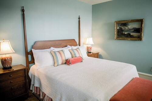 The Cadet's Suite: King Bed, Stylish Historic Stay at Mustard Seed Hill