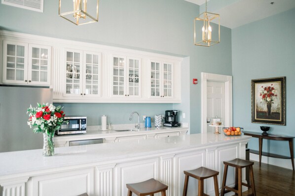 Kühlschrank, Mikrowelle, Geschirrspüler