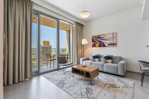 Smart TV - Elegant 2Bed | Walk to Burj Khalifa & Dubai Mall (Downtown, Dubai)