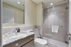 Een douche, een haardroger, een bidet, handdoeken