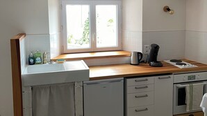 Kaffetrakter/tekoker, kjøleskap, ovn og kokeplater
