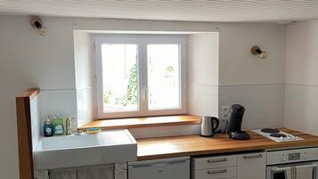 Réfrigérateur, four, plaque de cuisson, cafetiÚre/bouilloire