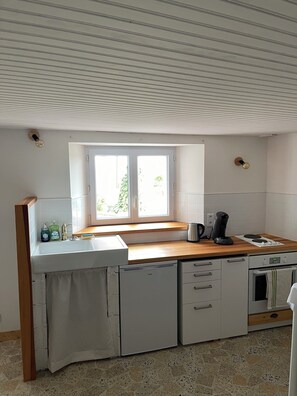 Een koelkast, een oven, een kookplaat, een koffiezetapparaat/waterkoker