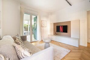 Smart TV - Aurea 27 - 5 Min Walk to Beach & Private Garden (Taggia)