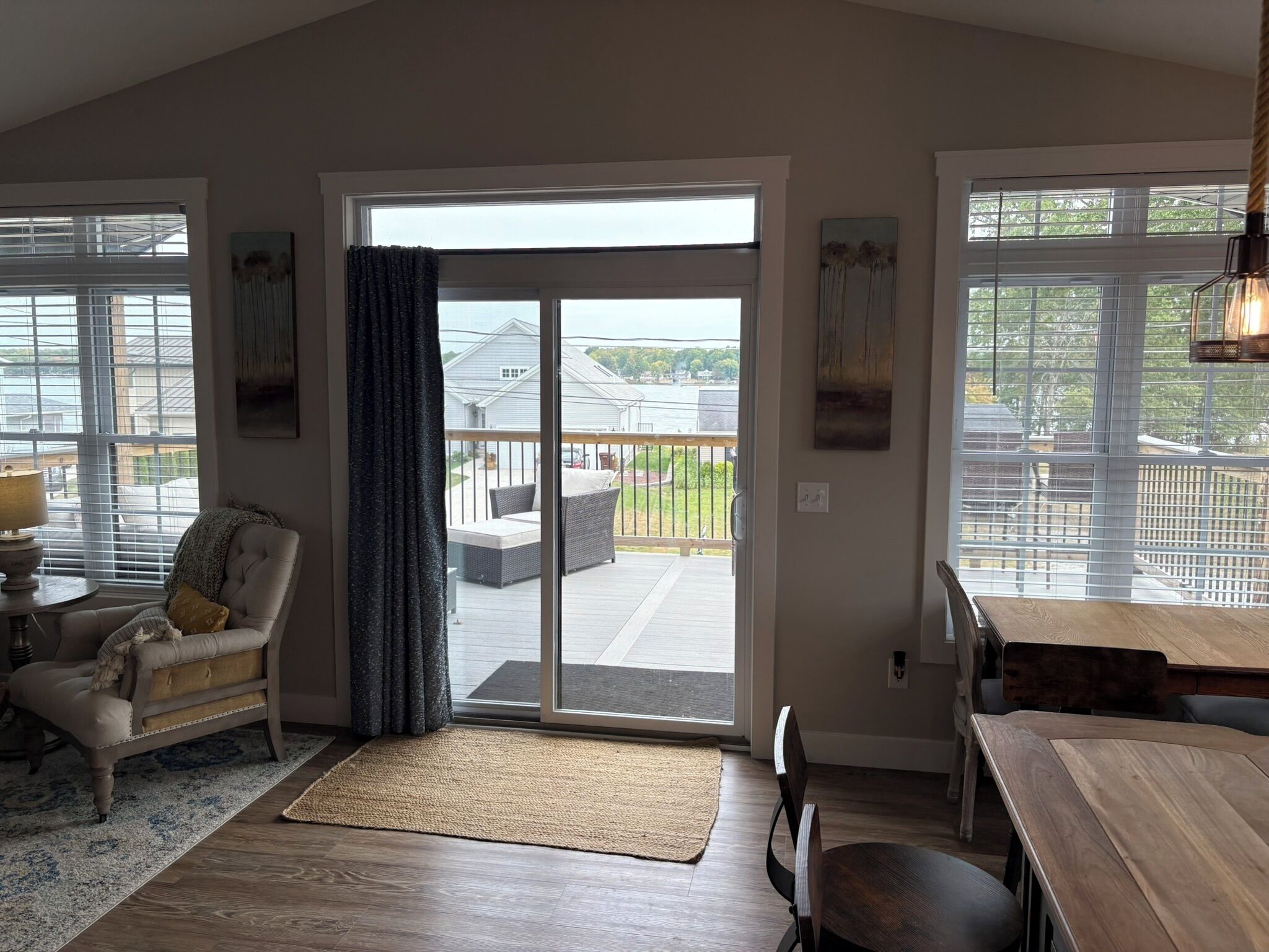 Televisión y chimenea 