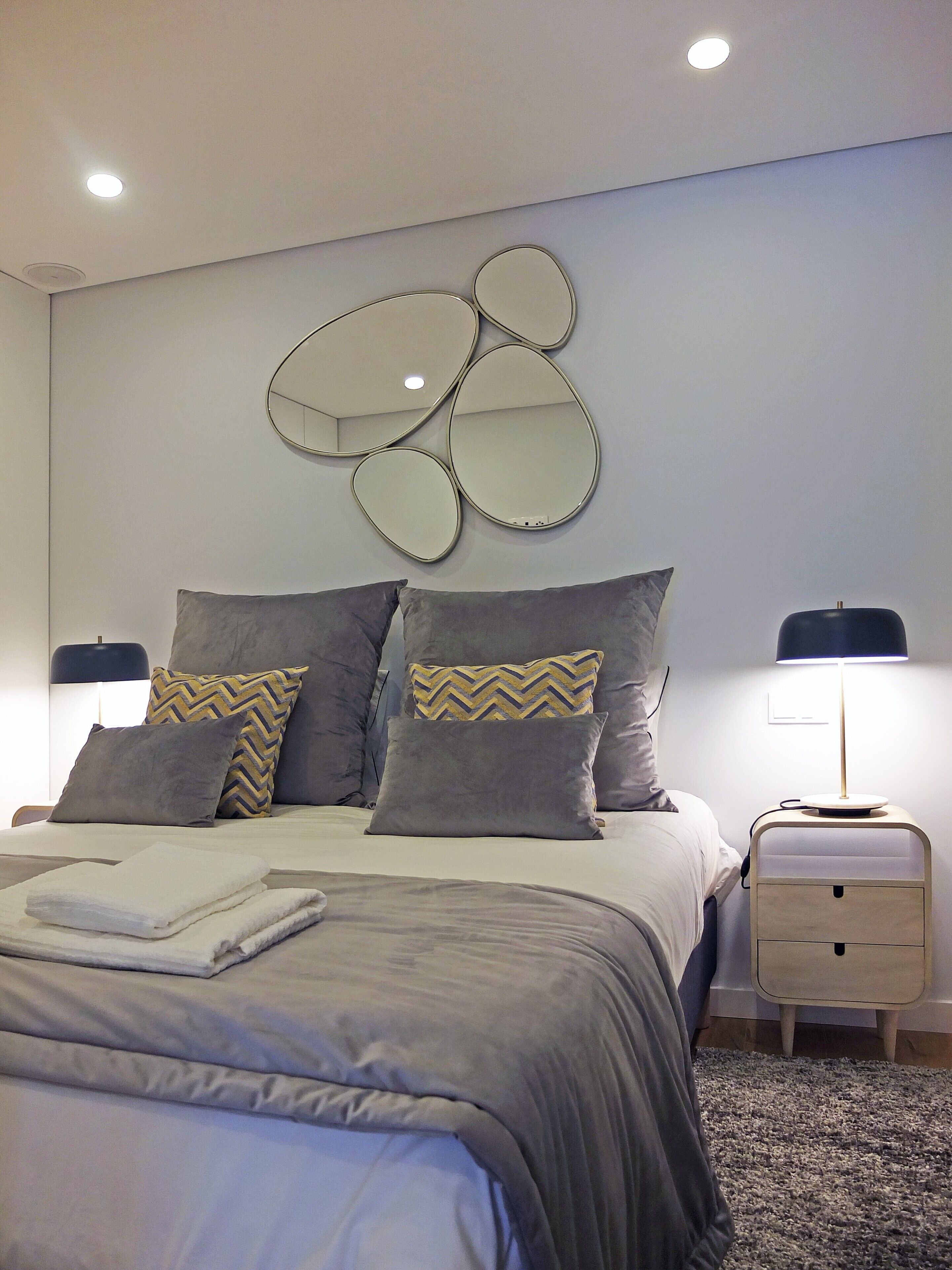 Tabla de planchar con plancha, wifi y ropa de cama 