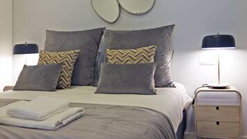 Tabla de planchar con plancha, wifi y ropa de cama