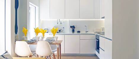 Jääkaappi, mikroaaltouuni, uuni, liesi