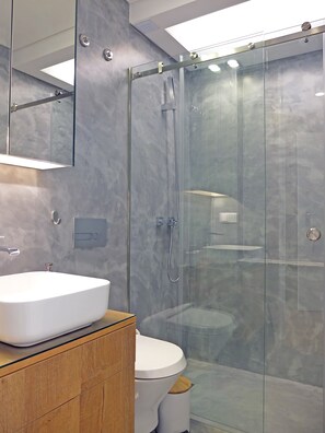 Een douche, een haardroger, handdoeken