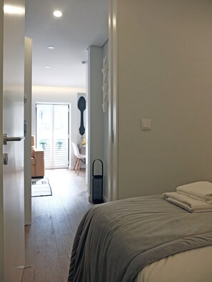 Een strijkplank/strijkijzer, wifi, beddengoed