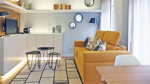 Um espaço moderno para relaxar, com cozinha, sala de jantar e área de estar.