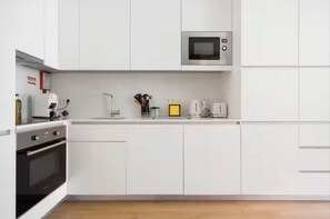 Kühlschrank, Mikrowelle, Ofen, Herdplatte