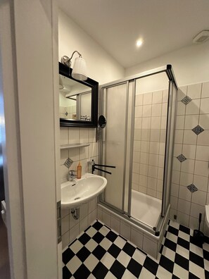 Shower, hair dryer, towels, soap - Our fairytale house in Braunlage Holiday apartment Frog King (Braunlage)
