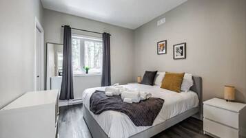 4 bedrooms, iron/ironing board, WiFi, bed sheets