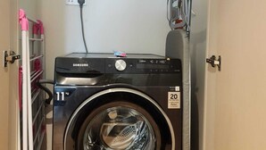 Una lavatrice Samsung con garanzia di 20 anni, capacità di 11 kg e programma cotone.